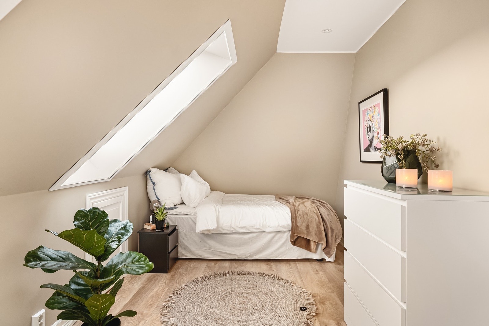 Etasjens tre soverom måler 6,8 kvm, 10 kvm og 12,7 kvadratmeter Galleribilde