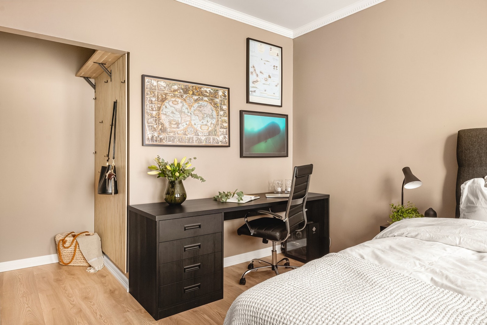 God plass til seng av ønsket størrelse, nattbord og annet passende møblement Galleribilde