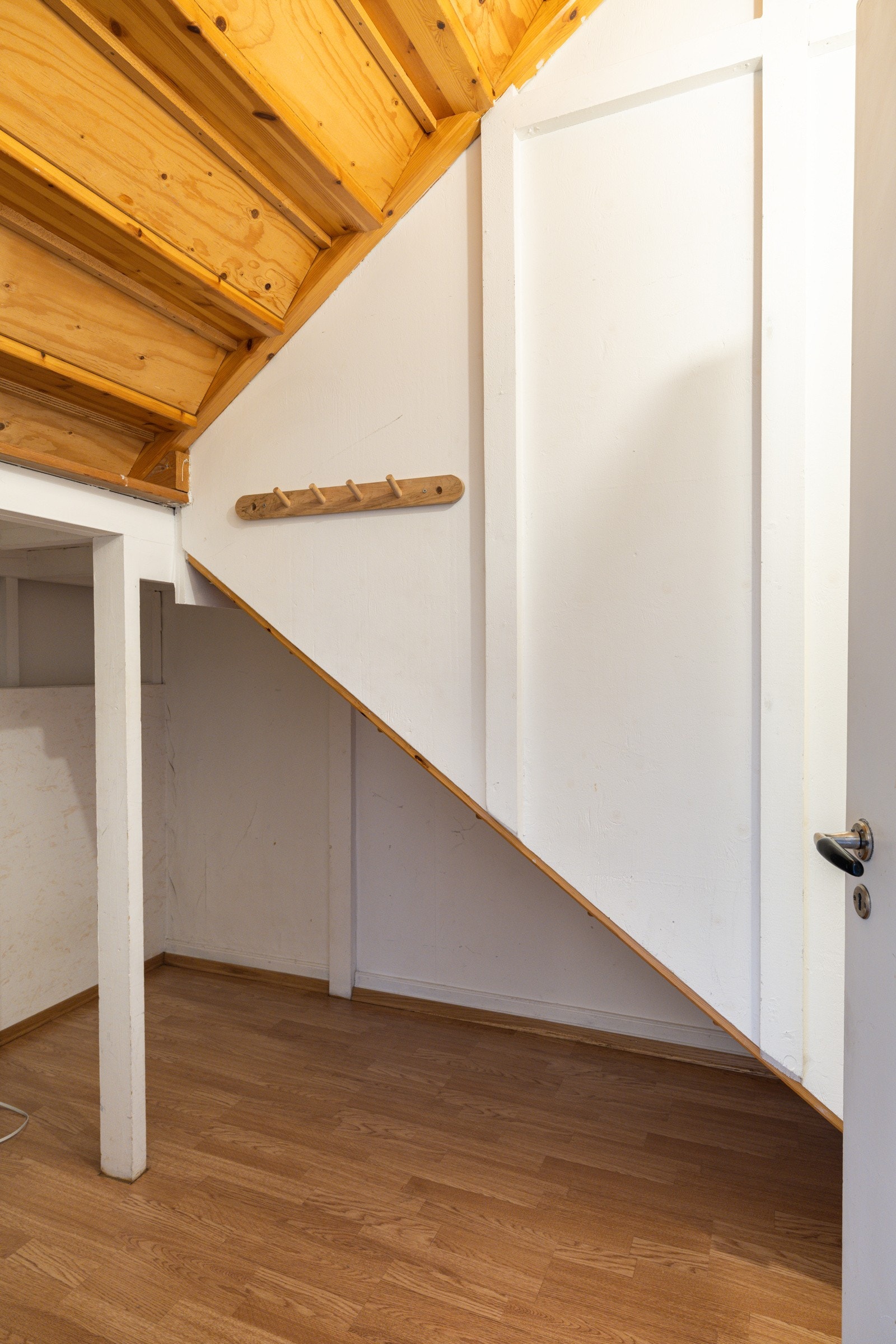 Det er også adkomst til en praktisk bod under trappen med ytterligere lagringsmuligheter. Galleribilde