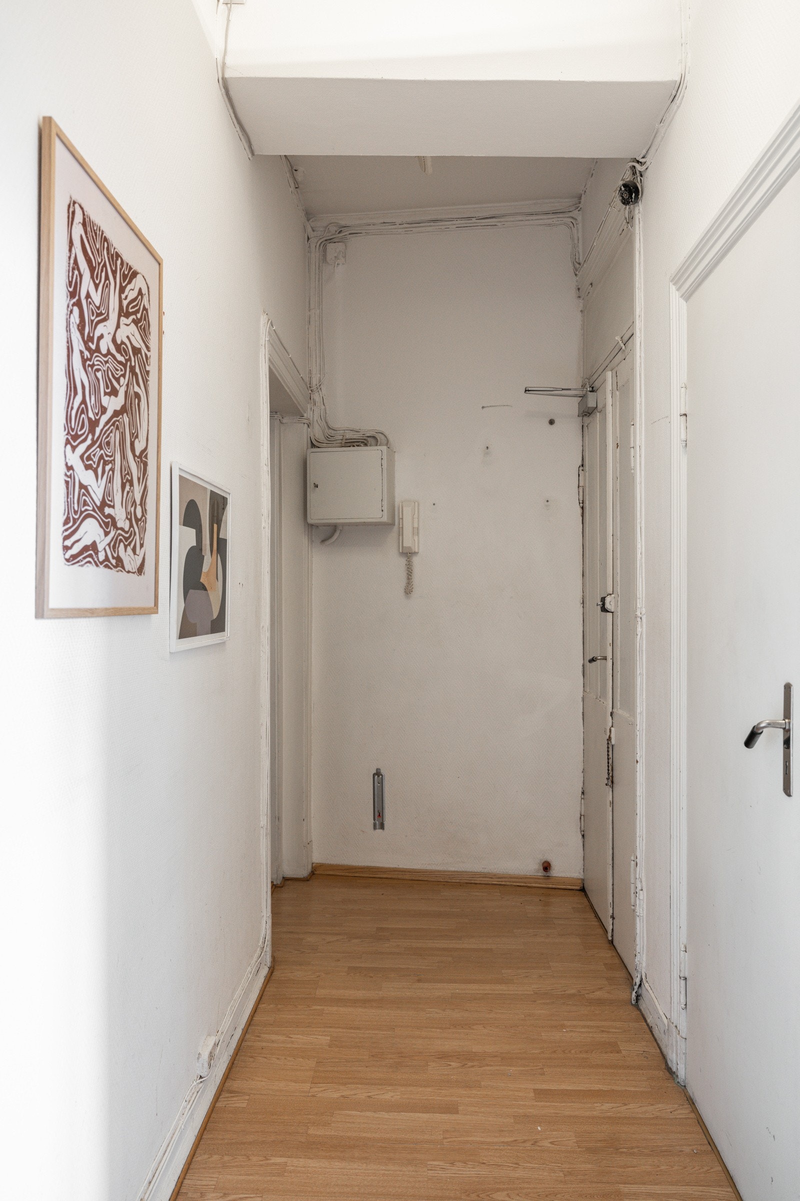 Entréen har laminat på gulv, lysmalte overflater og eldre/original to-fløyet inngangsdør med dørpumpe. Galleribilde