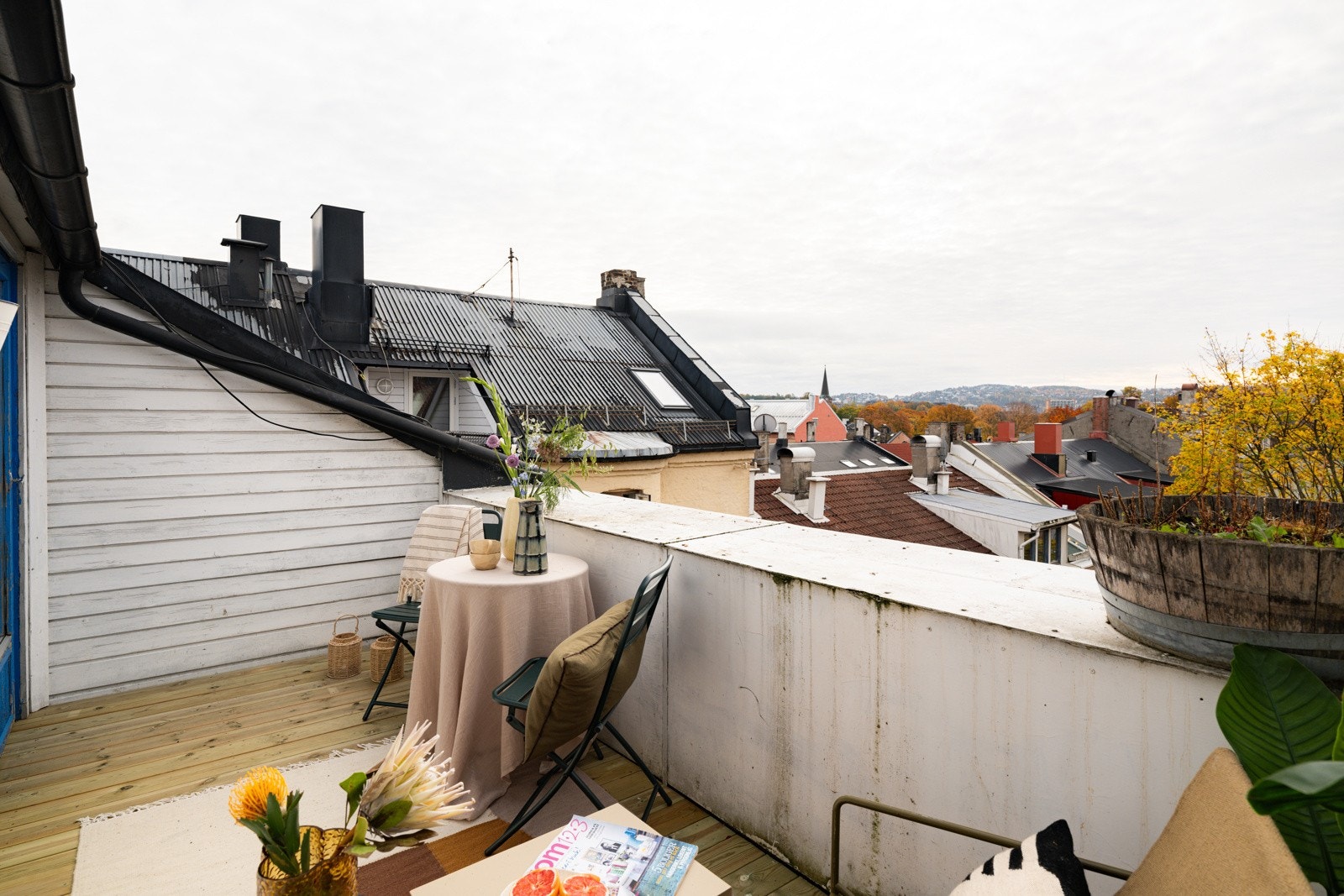 Takterrassen har nyere terrassebord på gulv og god plass til sittegrupper etter eget ønske og behov. Galleribilde