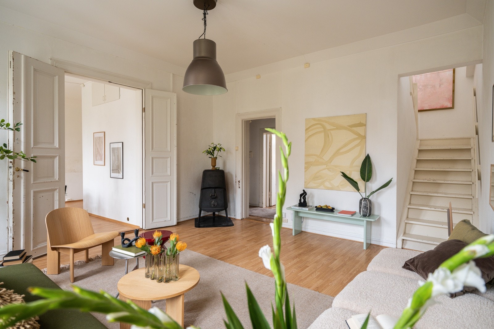 I hjørnet av stuen er det en eldre vedovn. Informasjon om pipeløpets utførelse, tilstand og eventuelle tidligere bruk er ikke kjent. Galleribilde