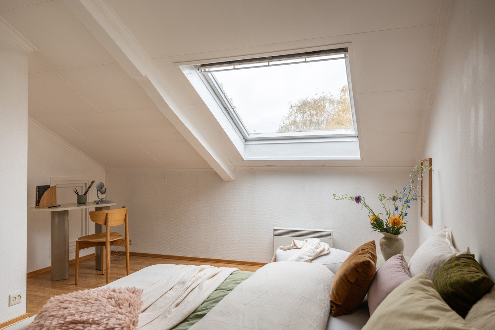 Soverommet har laminat på gulv, lysmalte overflater og et stort takvindu som slipper inn naturlig lys, samtidig som det ikke er noe innsyn. Galleribilde