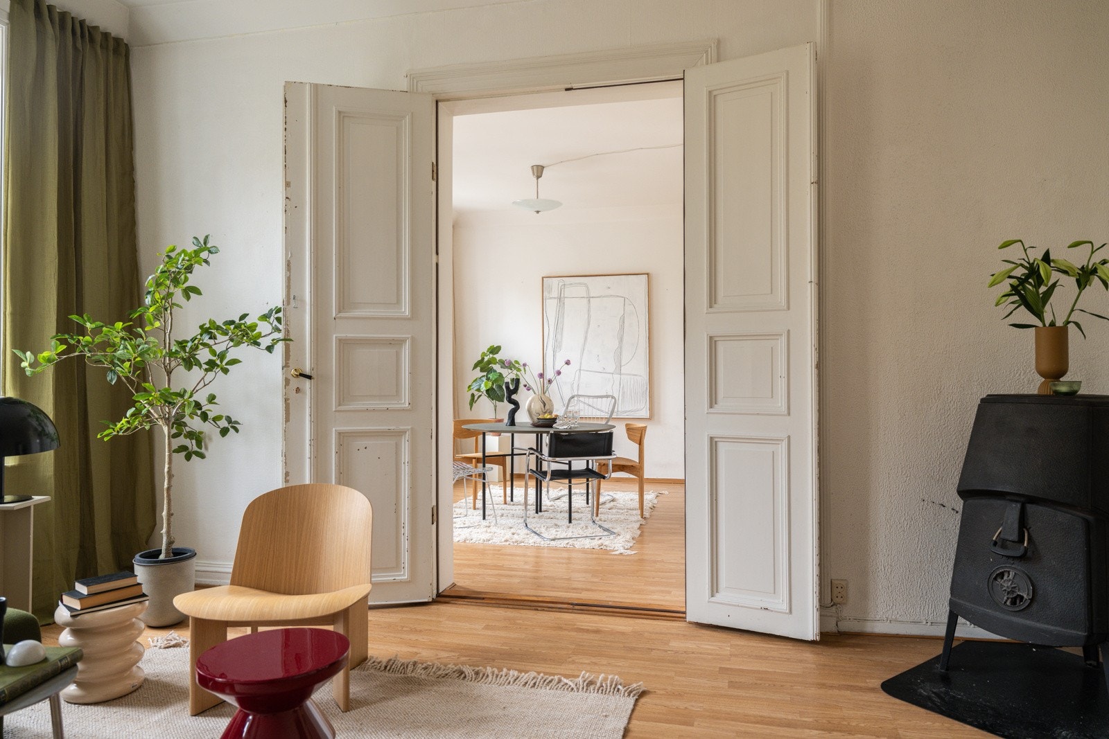 I stuen er det flotte originale fløydører inn til soverom 1. Galleribilde