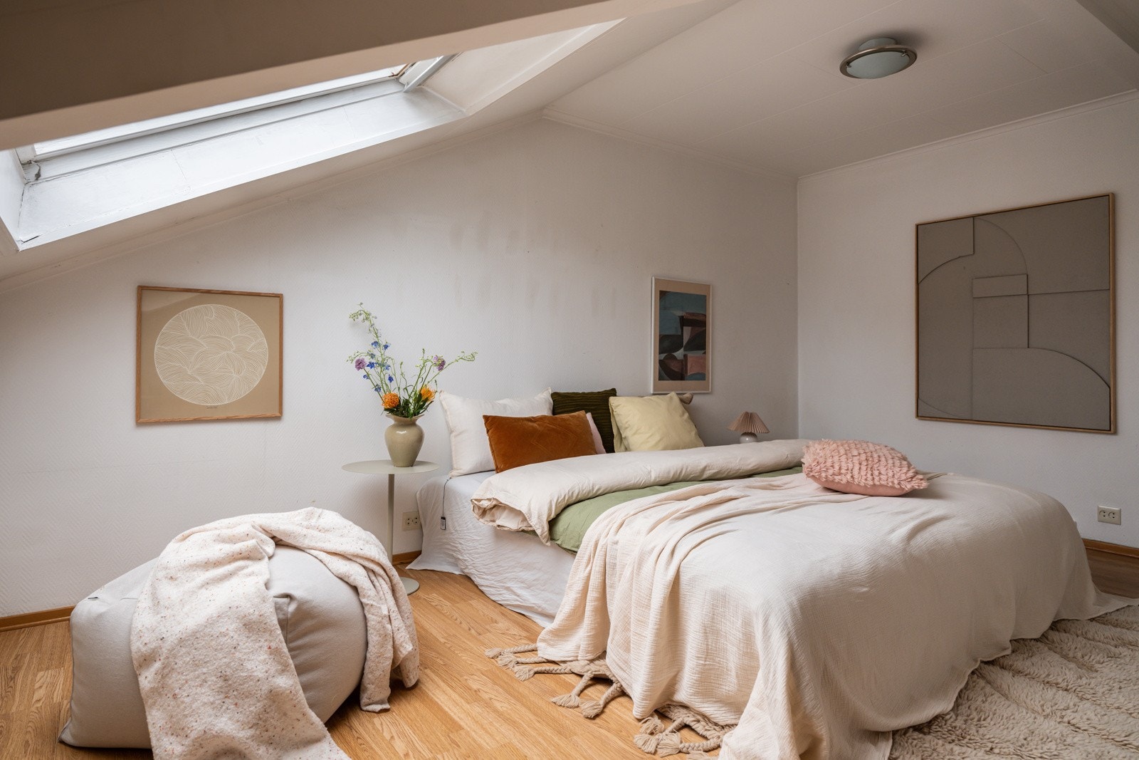 På soverommet er det plass til dobbeltseng med tilhørende nattbord, kontorpult og garderobeløsninger. Galleribilde