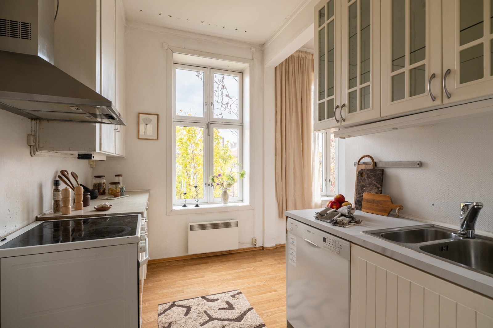 Leiligheten har et lyst og romslig separat kjøkken som vender ut mot rolig bakgård uten biltrafikk. Galleribilde