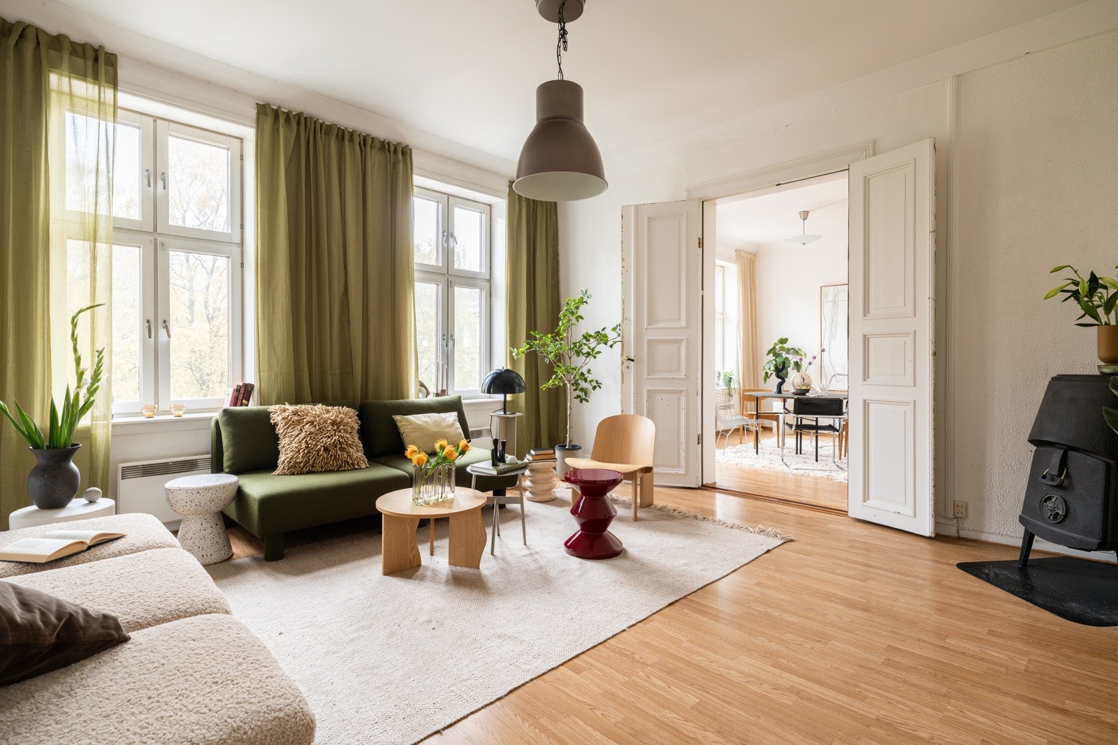 Stuen er det naturlige oppholdsrommet i leiligheten, og er et stort og lyst rom med utsikt mot parken på Birkelunden. Galleribilde