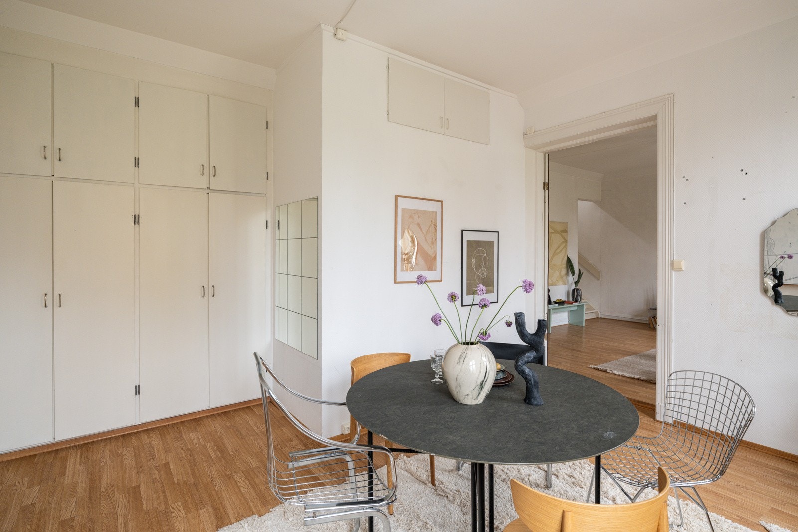 På soverommet er det god plass til dobbeltseng om ønskelig, samt oppbevaringsplass i flere plassbygde garderobeskap. Galleribilde