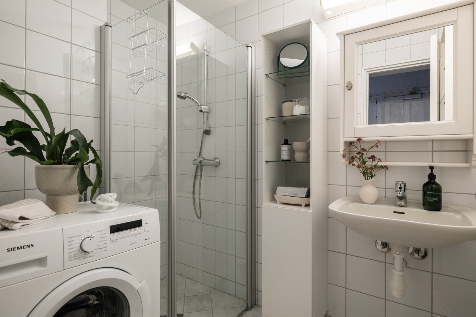 Lyst flislagt baderom av eldre dato i 4. etasje. Baderommet har fått TG3 i tilstandsrapporten og må oppgraderes for å tåle normal bruk etter dagens krav. Galleribilde