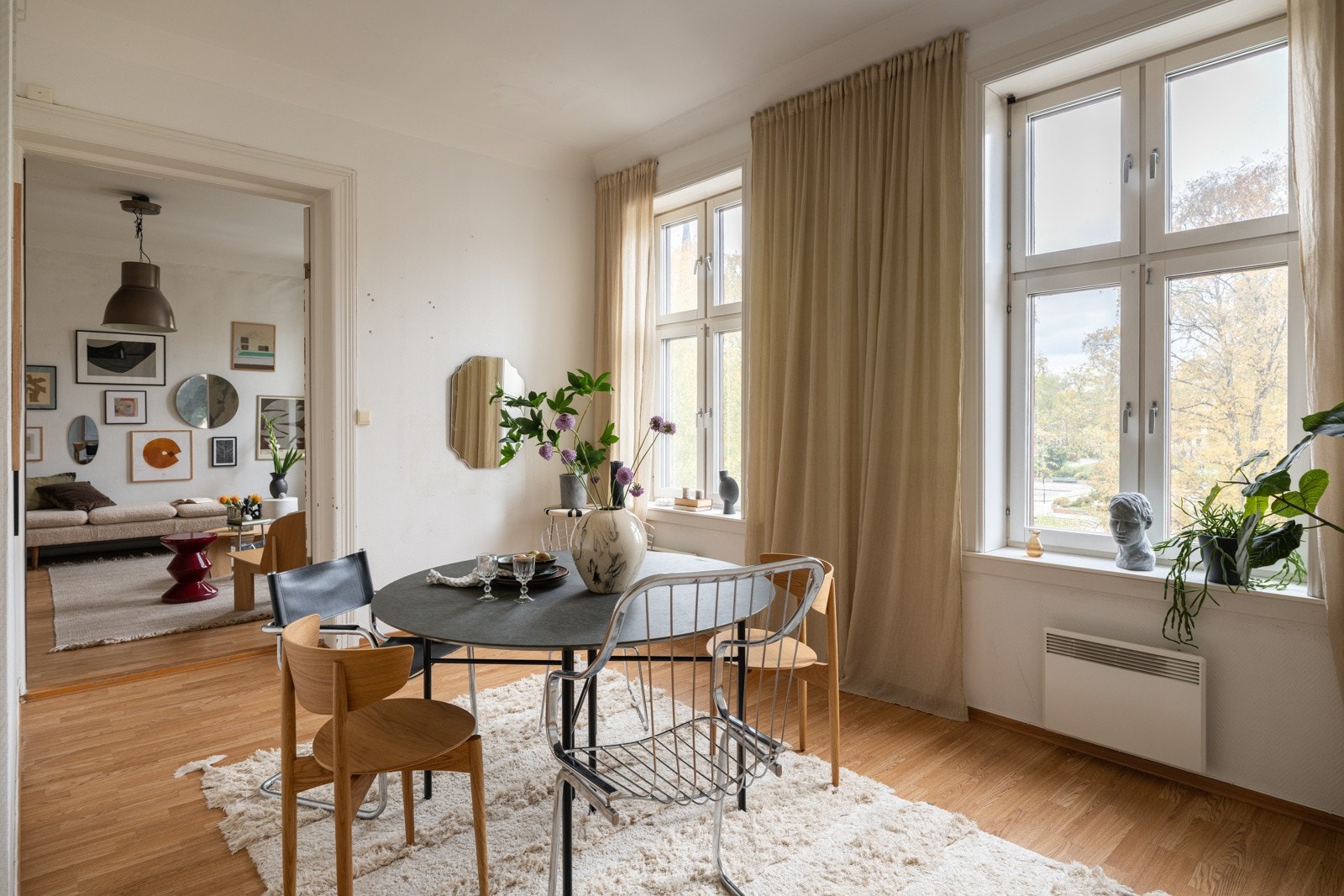 To store klassiske vinduer slipper inn rikelig med naturlig lys, som sammen med den gode takhøyden på ca. 3 meter gir en luftig romfølelse. Galleribilde