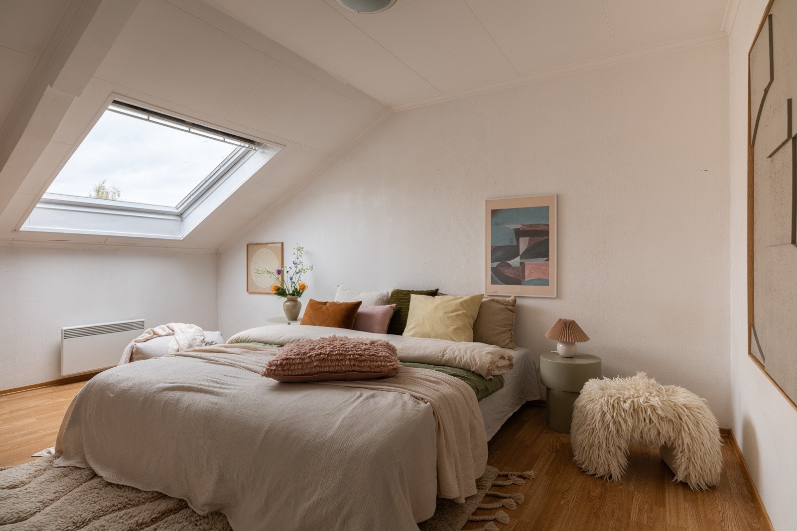 Soverom 2 er et stort og lyst rom som i dag er innredet som et hovedsoverom. Galleribilde