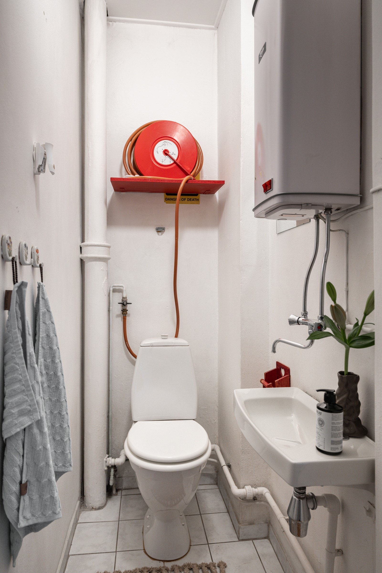 Separat toalettrom i 4. etasje med flislagt gulv, vegghengt servant og gulvstående toalett. Galleribilde