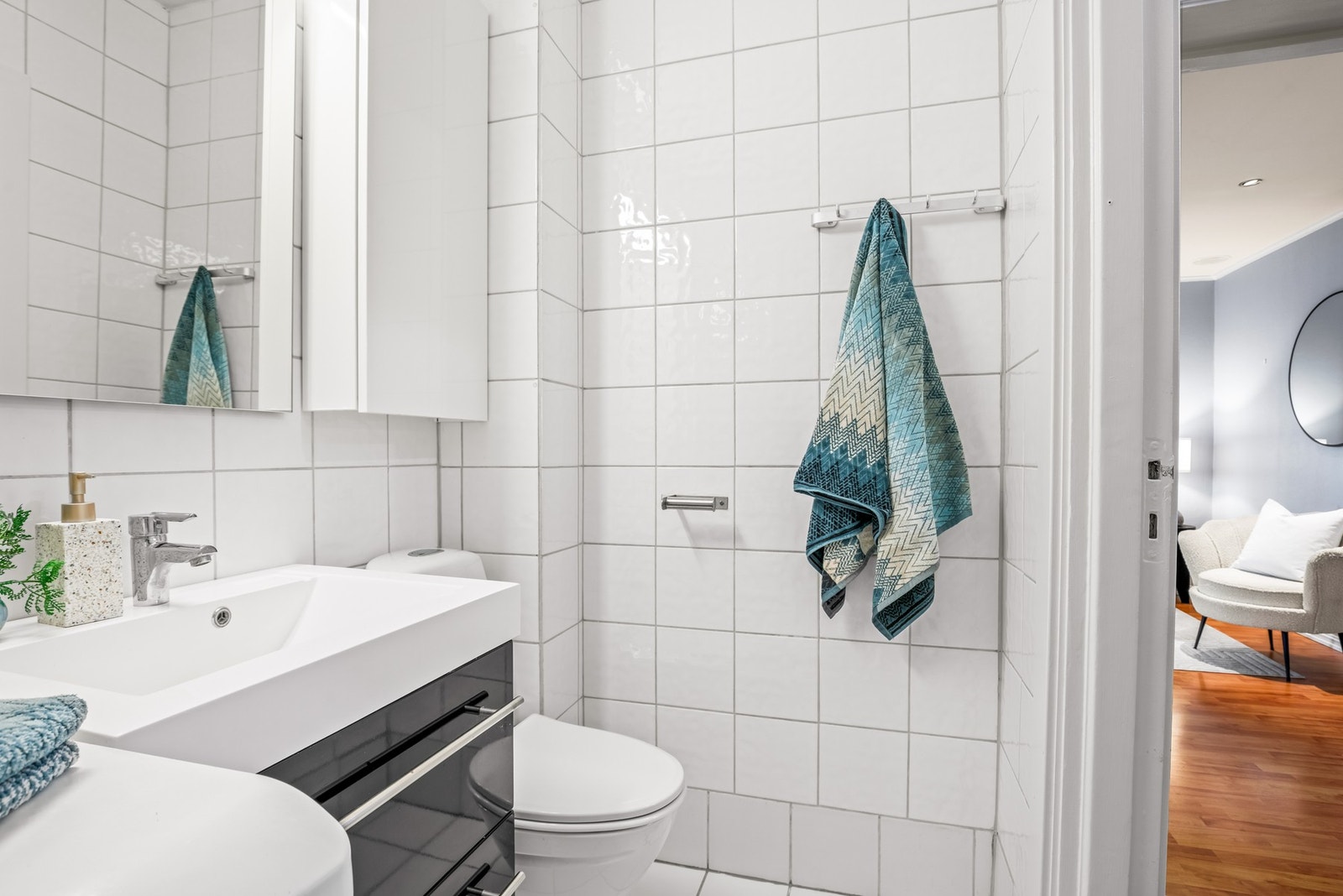 Rommet har gulvmontert toalett, dusjkabinett og opplegg for vaskemaskin. Galleribilde