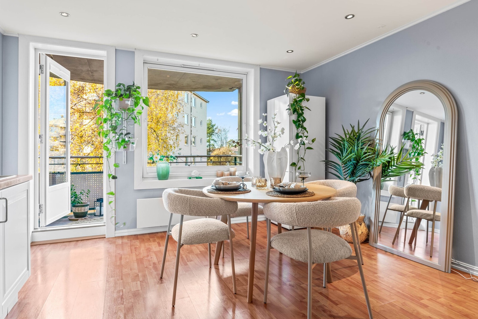 Utgang til balkongen fra stuen. Galleribilde