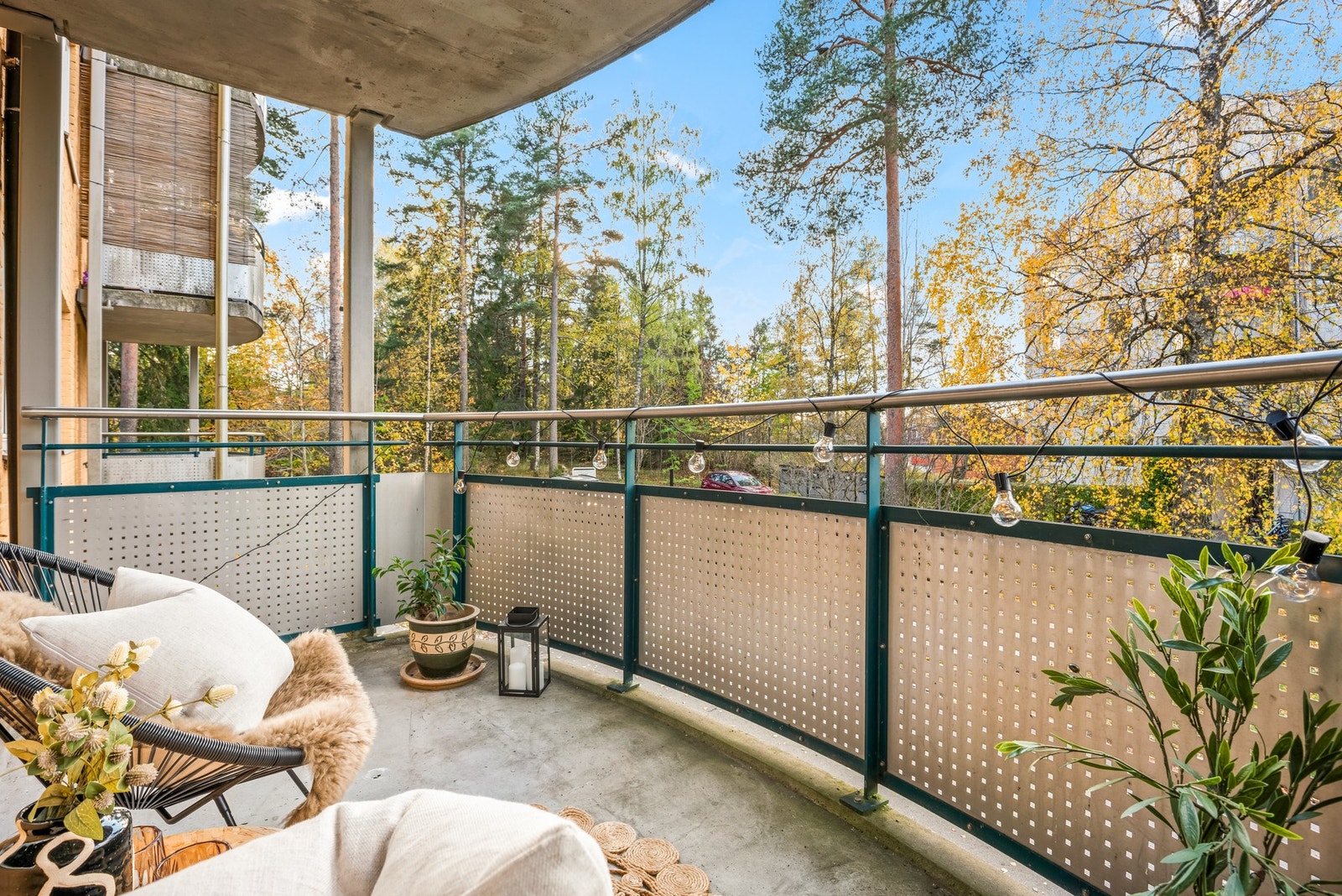 Gulvet har betongdekke, mens rekkverket er i aluminium med plater og en høyde på ca. 110 cm Galleribilde