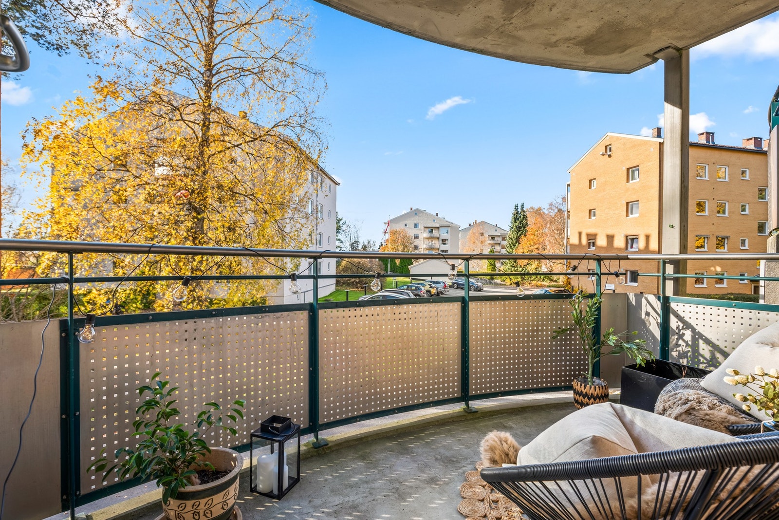 Balkongen er vestvendt og har utgang fra stuen. Galleribilde