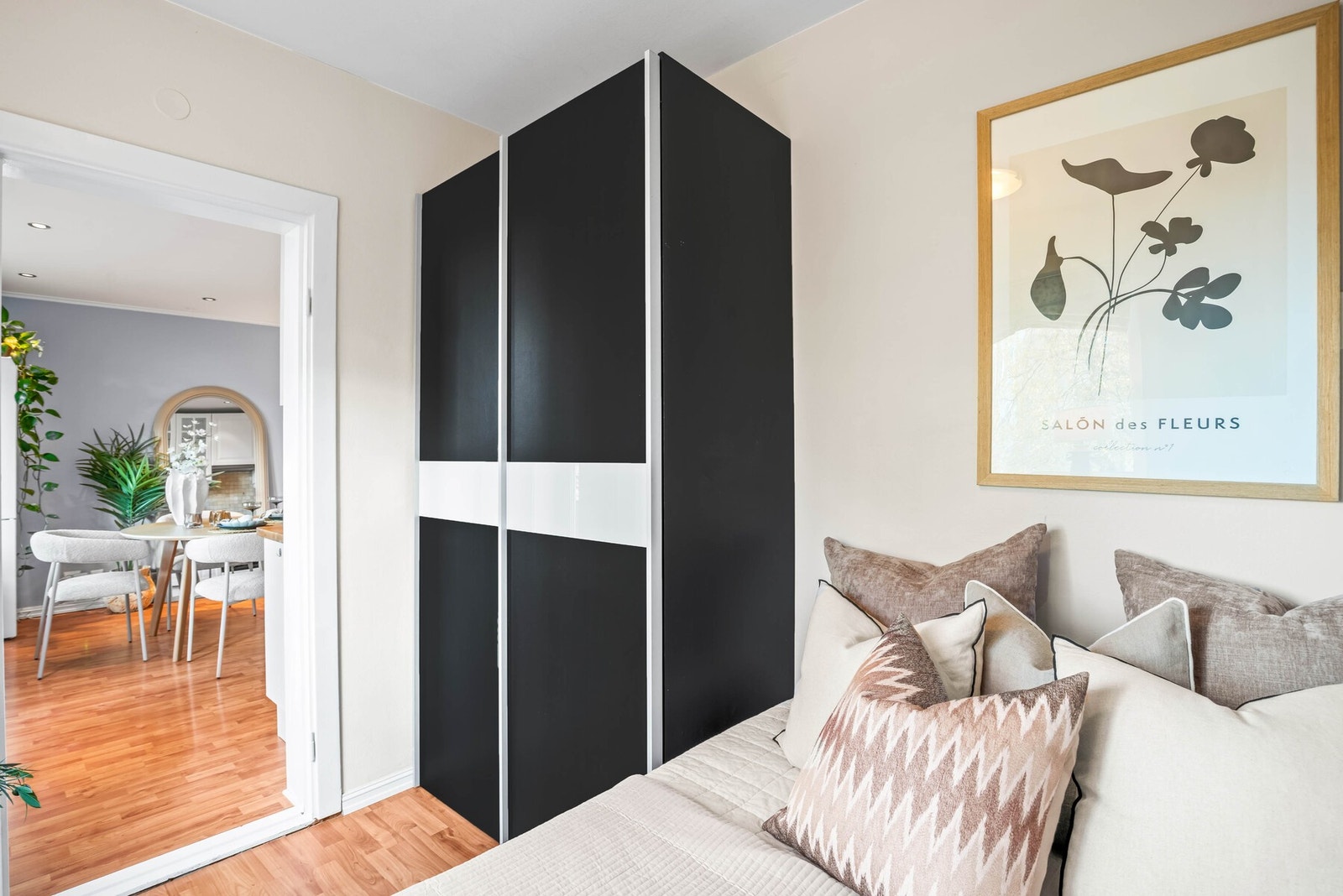 Soverommet har en romslig Skyvedørsgarderobe med glatte, folierte fronter, som gir gode oppbevaringsmuligheter. Galleribilde