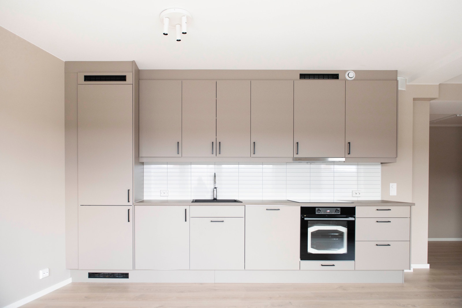 Kjøkken med integrerte hvitevarer, og godt med skap plass. Galleribilde