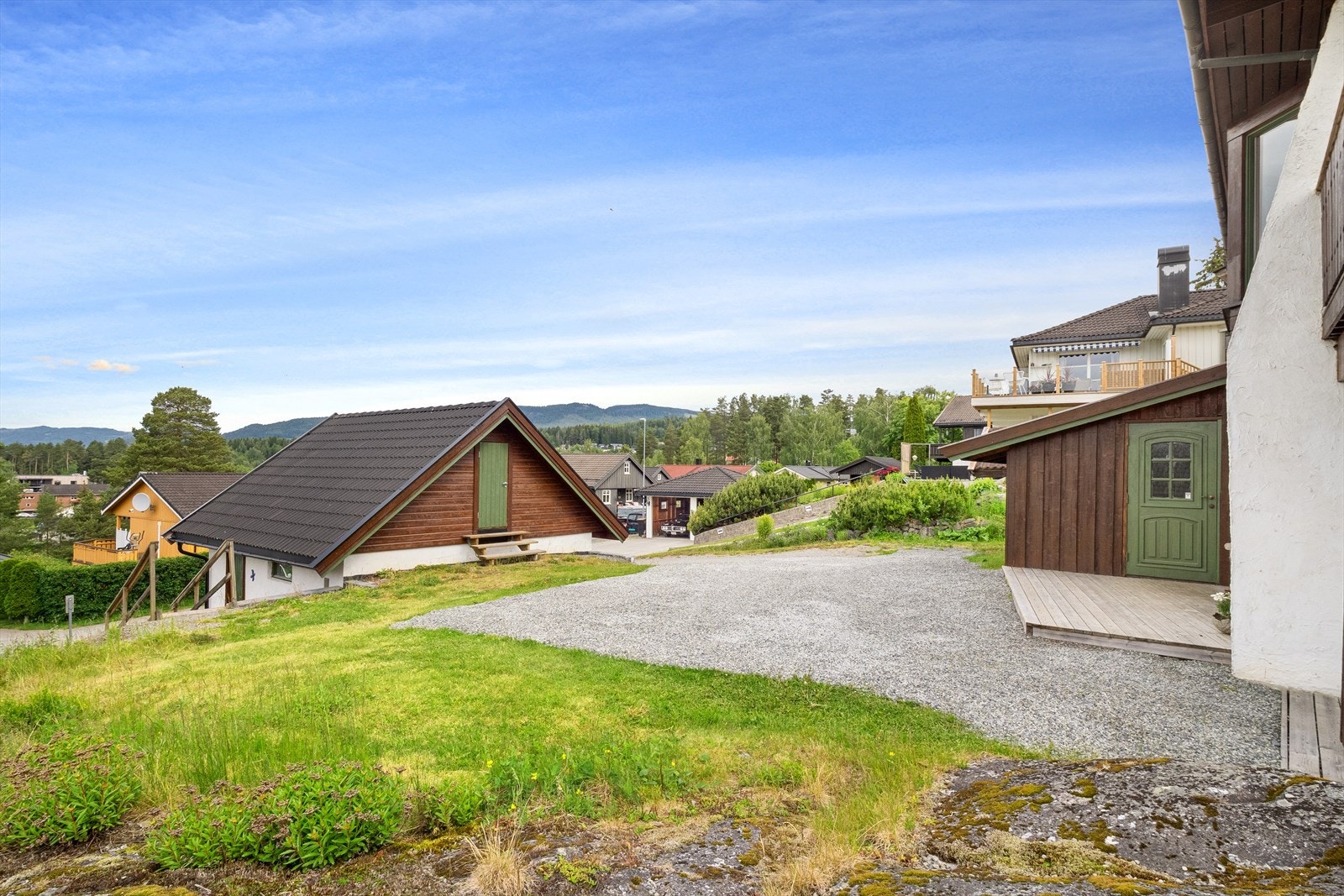 Med på kjøpet får du en stor dobbelgarasje med loft. Galleribilde