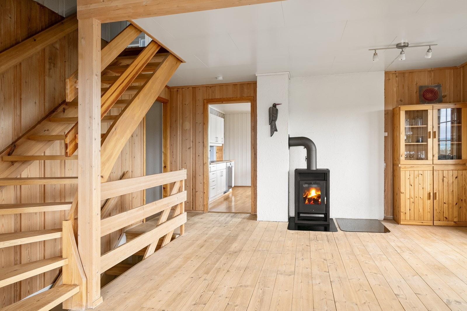 På stuen er det montert en praktisk vedovn. Galleribilde