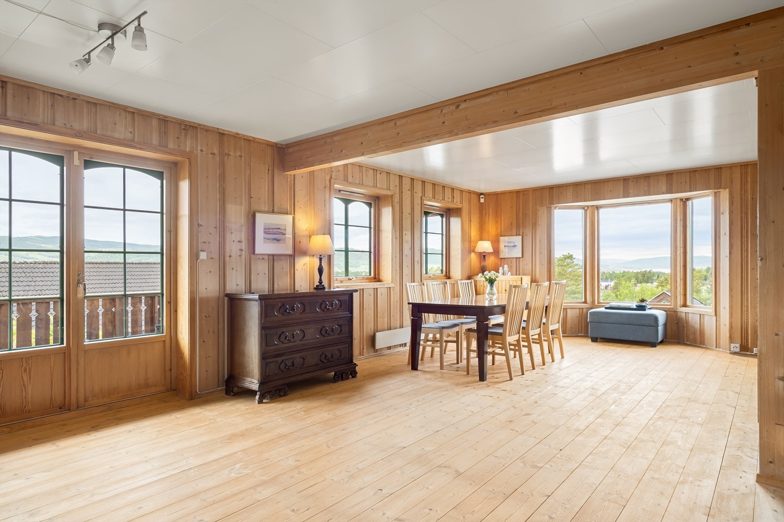 Boligen har en romslig stue med utgang til balkong. Galleribilde