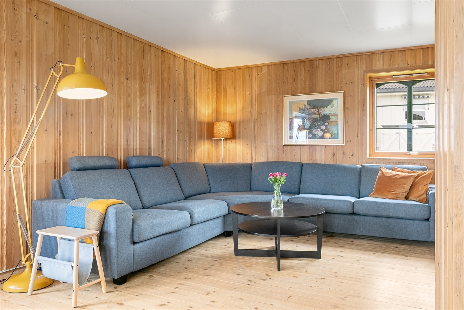 Stuen har god plass til stor sofaløsning. Galleribilde