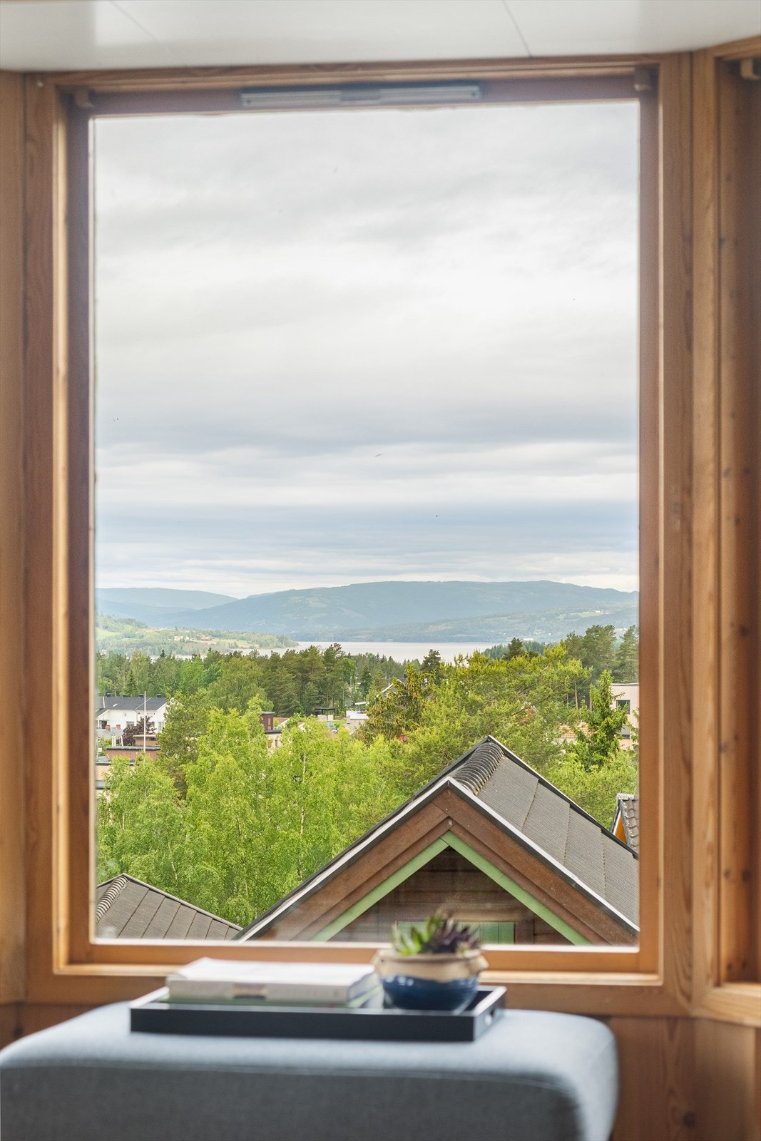 Utsikt fra karnappvindu på stue. Galleribilde