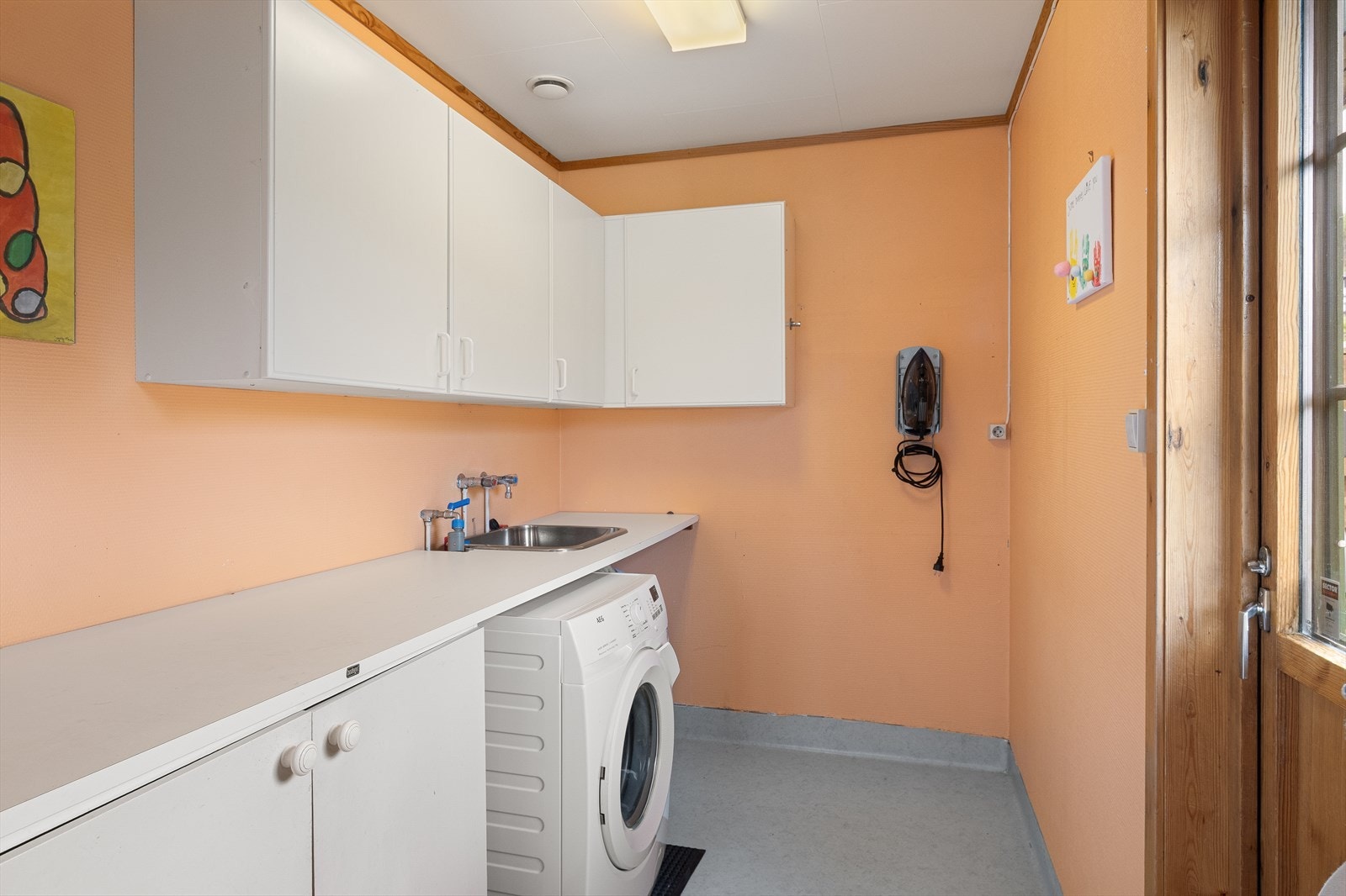 Vaskerom med praktiske løsninger. Galleribilde