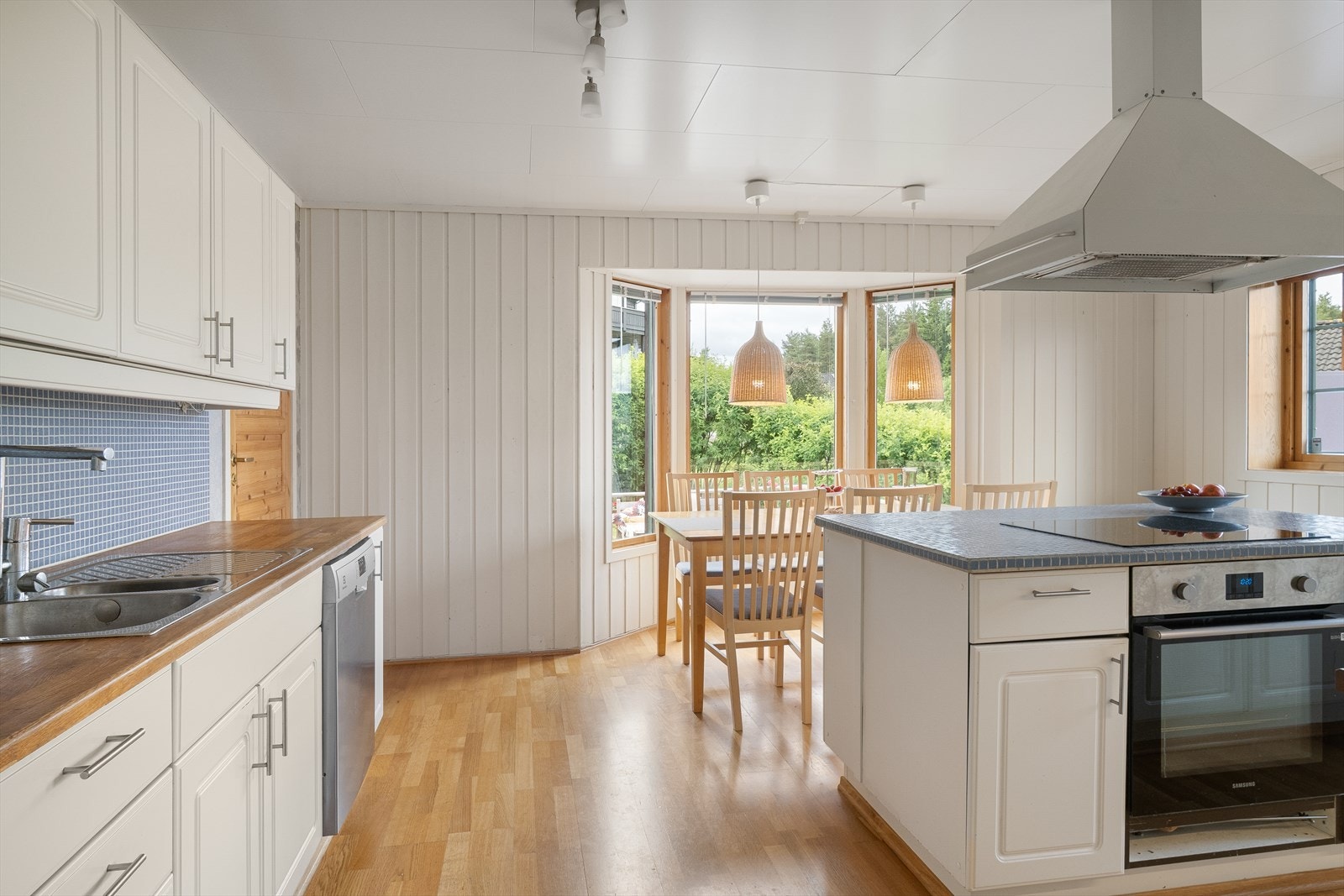 Boligen har et romslig kjøkken med god plass til frokostbord. Galleribilde