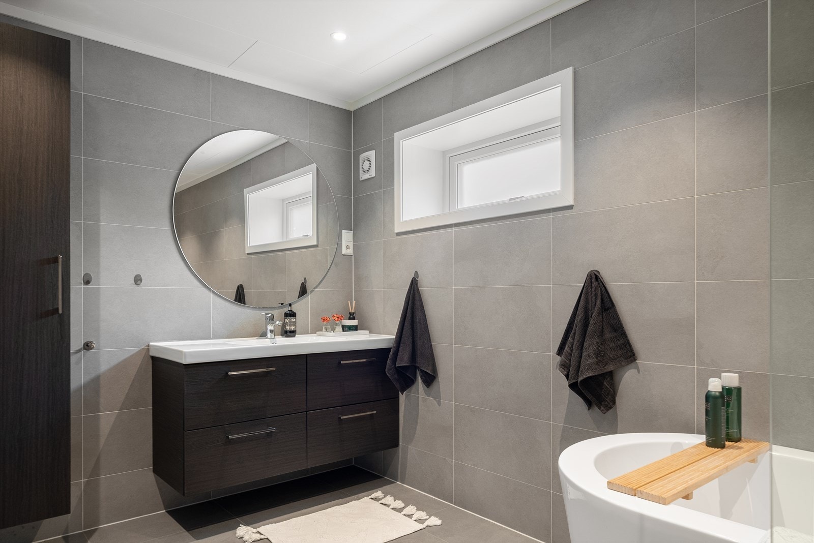 Servantskap med servant og tilhørende høyskap. Galleribilde