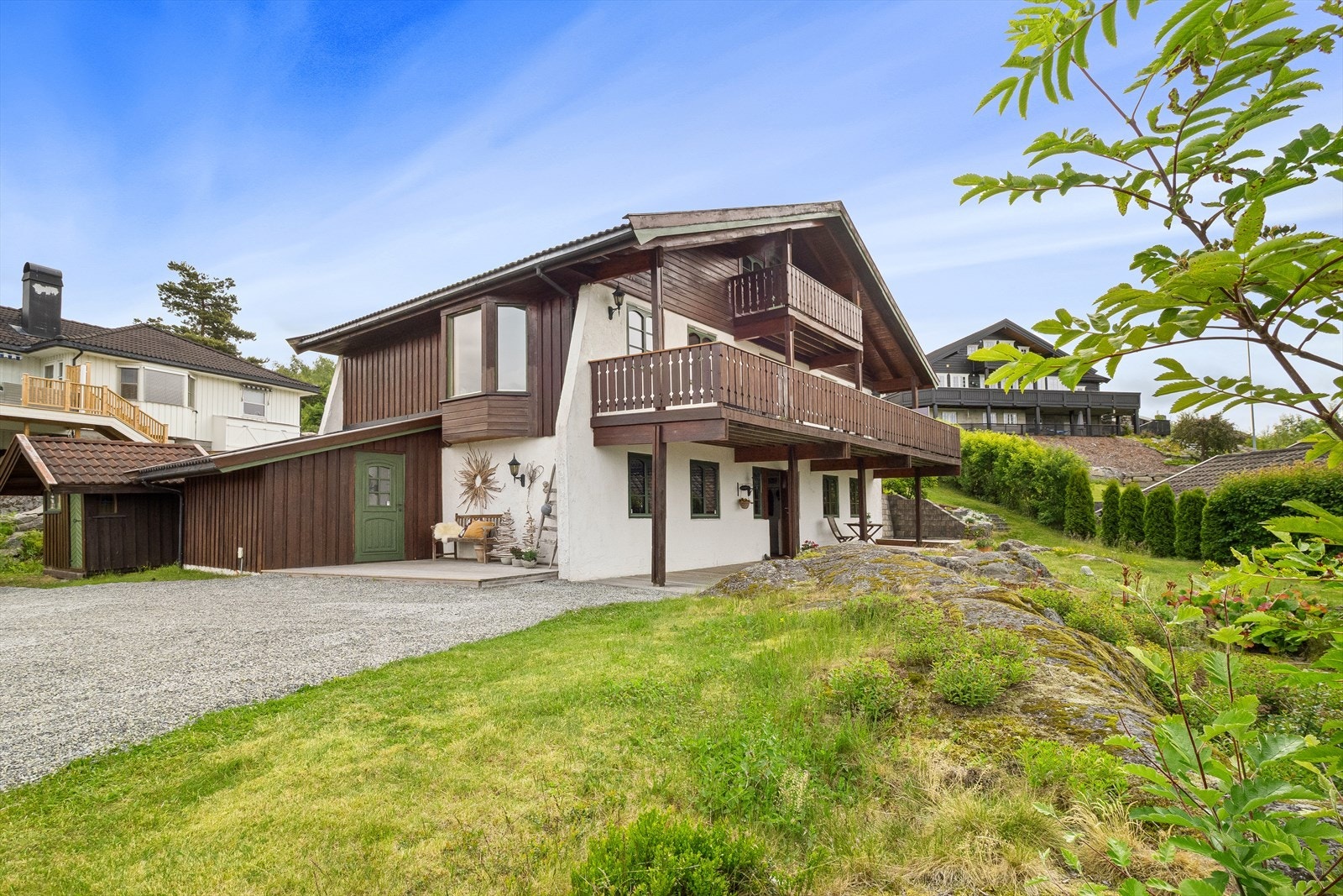 Boligen står på en eiet tomt på ca 975,60 m². Galleribilde