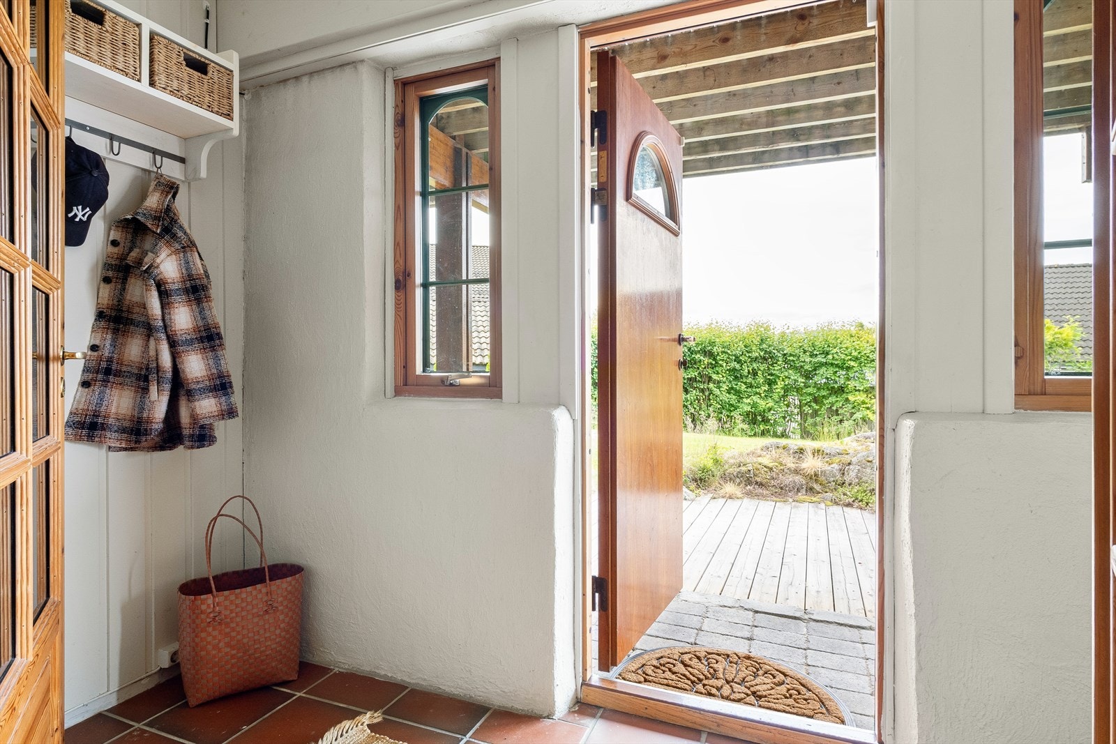Entré med god plass til knaggrekke for yttertøy. Galleribilde