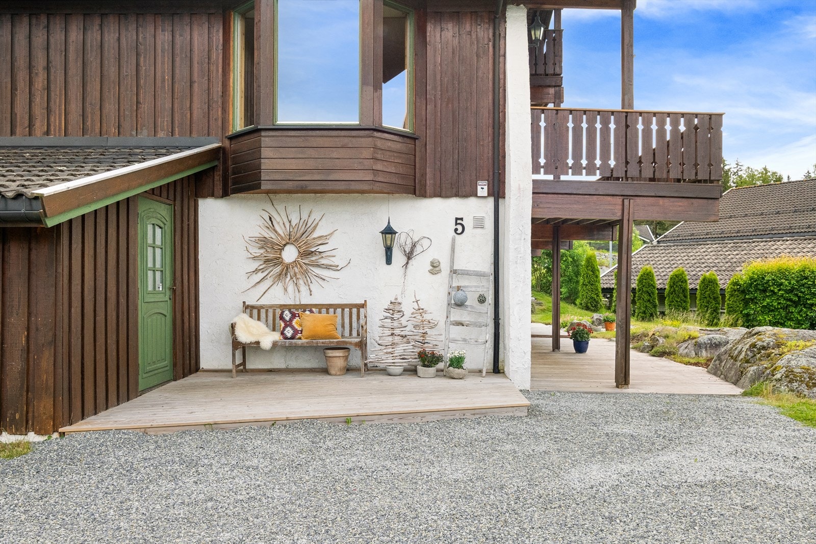 Soleplass ved gårdsplassen. Galleribilde