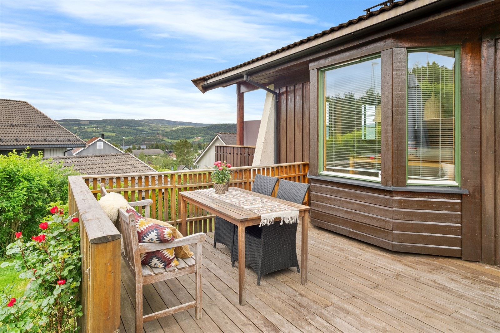 Balkongen har god plass til flere sittesoner. Galleribilde