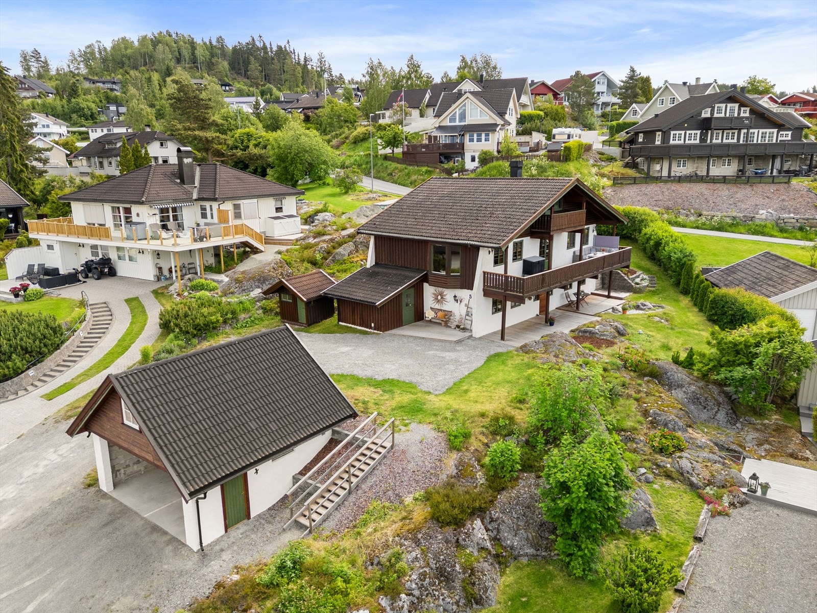 Eiendommen ligger svært fint til i et veletablert og rolig område på Bruvollhagan. Galleribilde