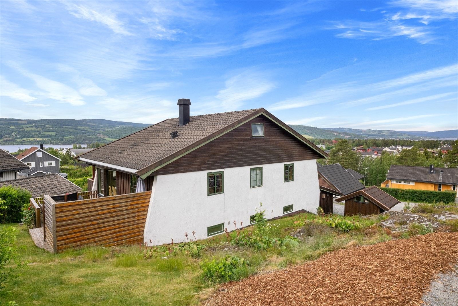 Eiendommen ligger svært fint til i et veletablert og rolig område på Bruvollhagan. Galleribilde