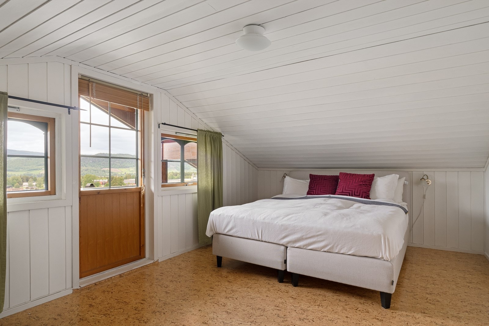 Stort soverom i loftsetasjen med utgang til luftebalkong. Galleribilde