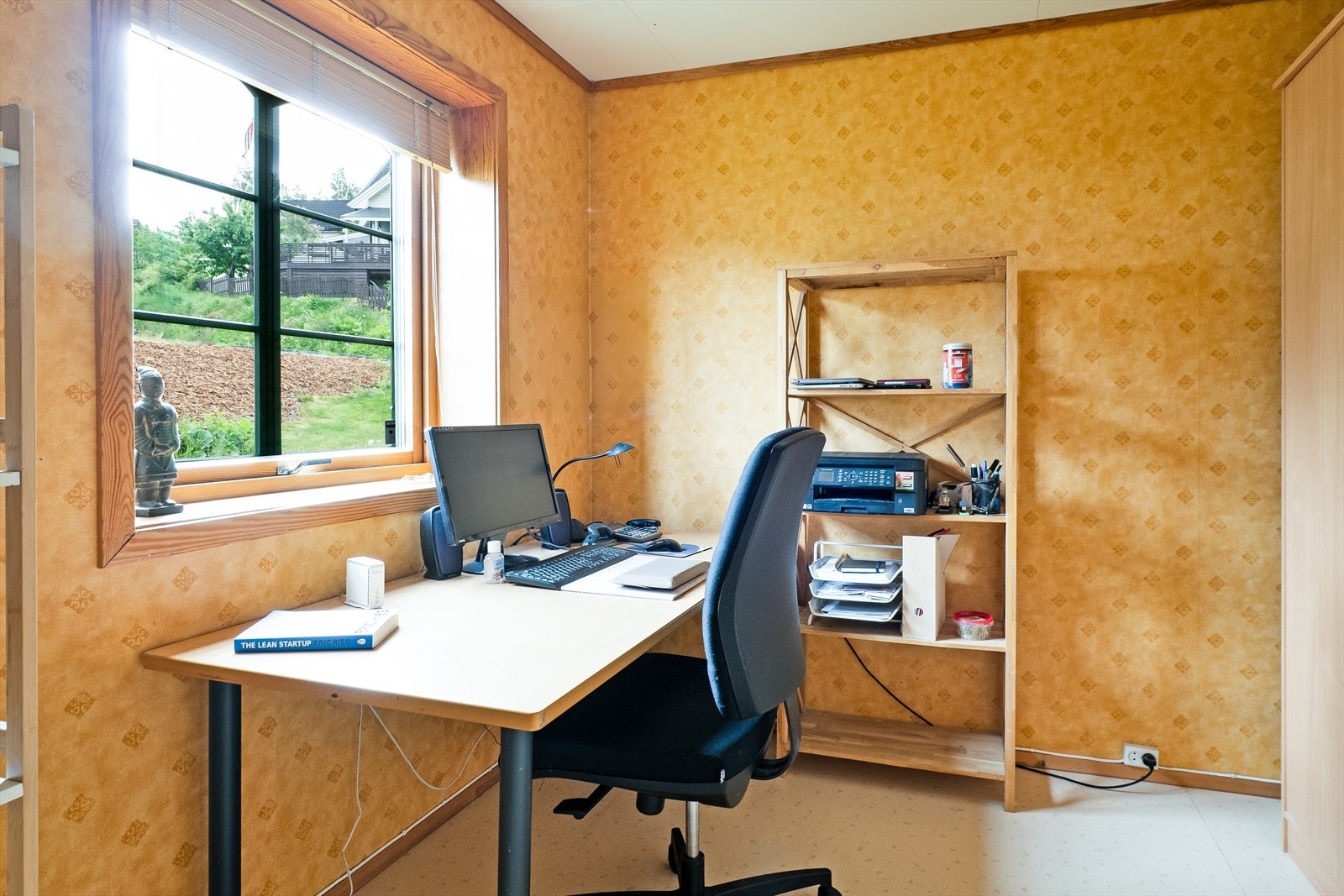 Soverom i hovedetasje - i dag innredet som kontor. Galleribilde