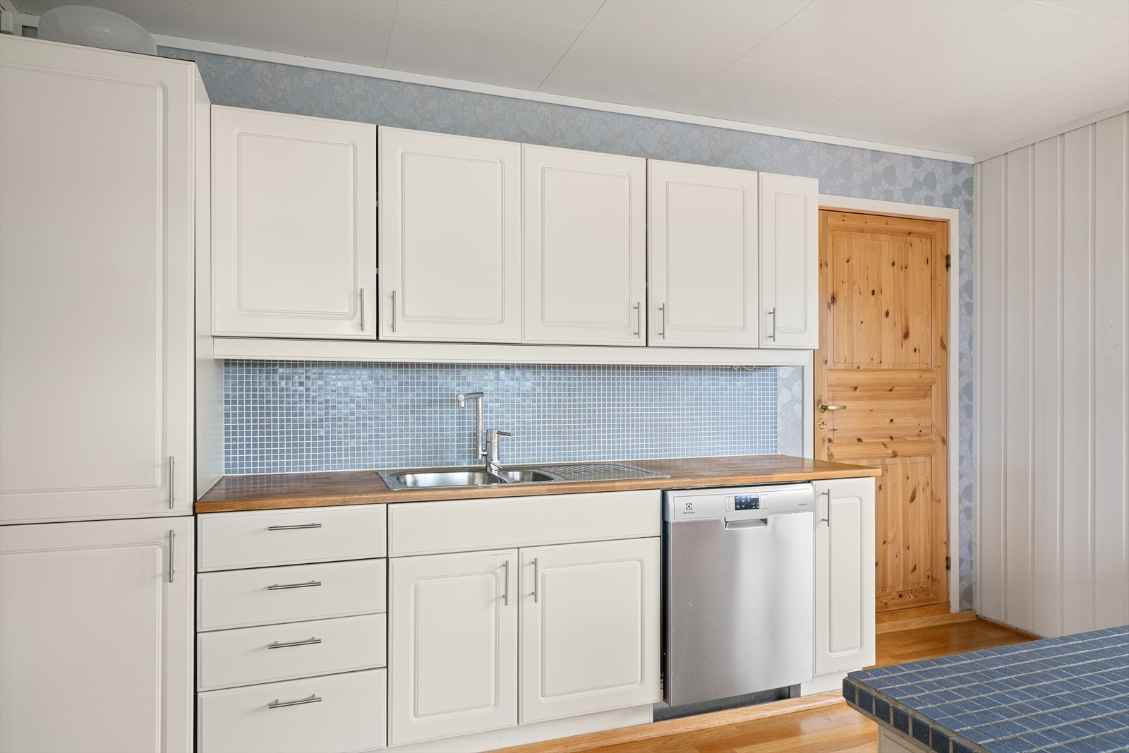 Kjøkkenet har integrert induksjonstopp, stekeovn og oppvaskmaskin. Galleribilde