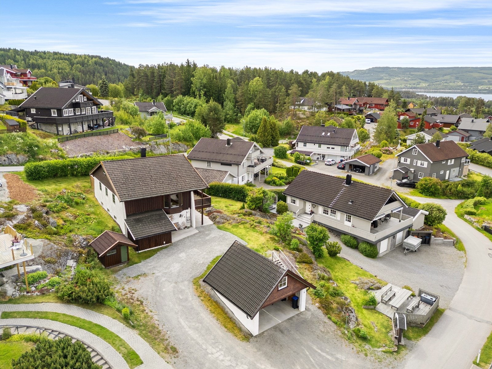 Området består stort sett av diverse villa/småhusbebyggelse. Galleribilde