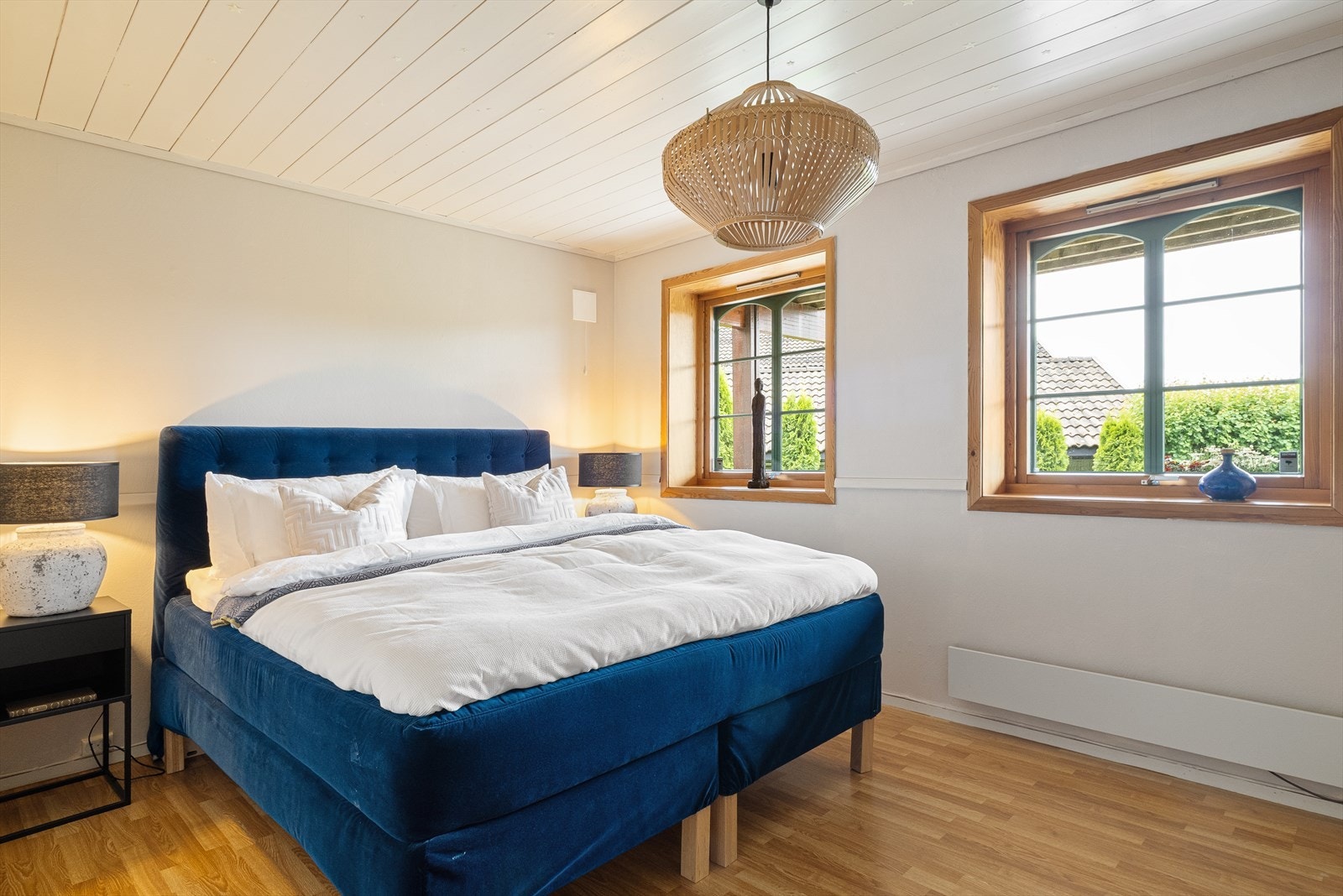 Hovedsoverommet har god plass til dobbeltseng med tilhørende nattbord. Galleribilde