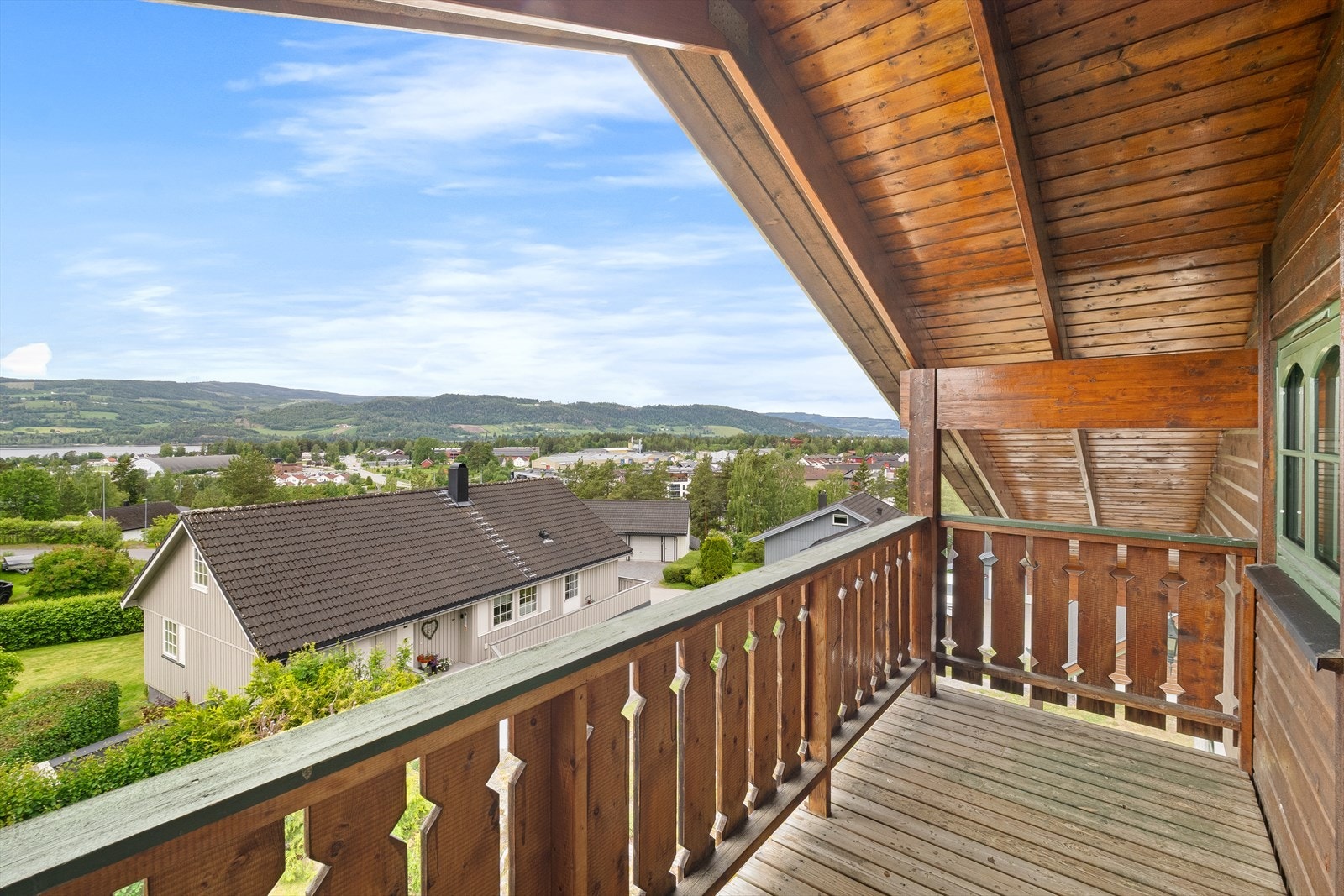 Fra balkongen har du nydelig utsikt over nærområdet og deler av Mjøsa. Galleribilde