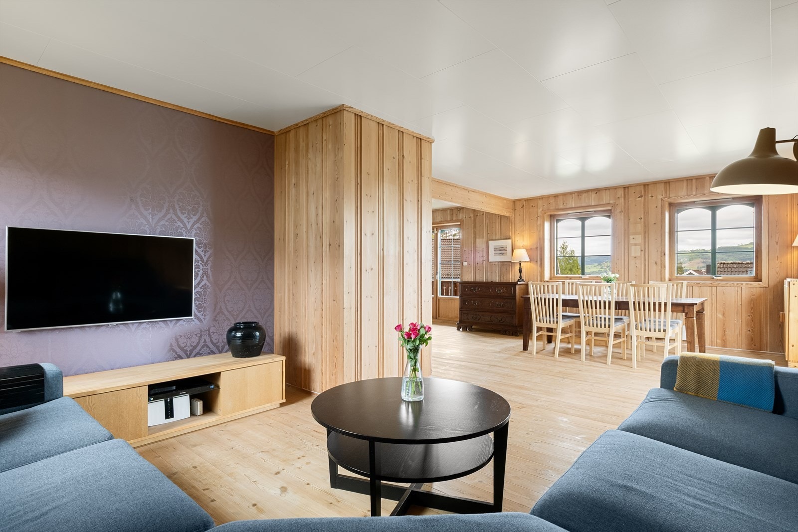 Stuen har heltre furugulv og panel på vegger. Galleribilde