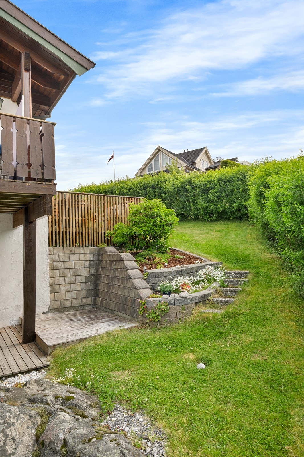 Eiendommen har en pent opparbeidet hage. Galleribilde