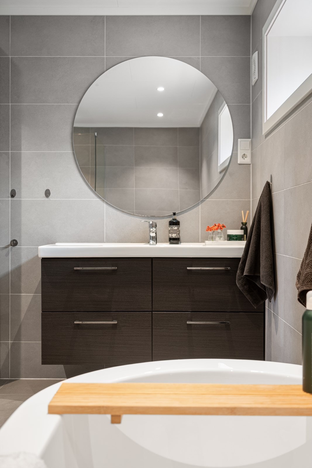 Badet har varmekabler i gulv og downlights i himling. Badet ble renovert i 2020. Galleribilde