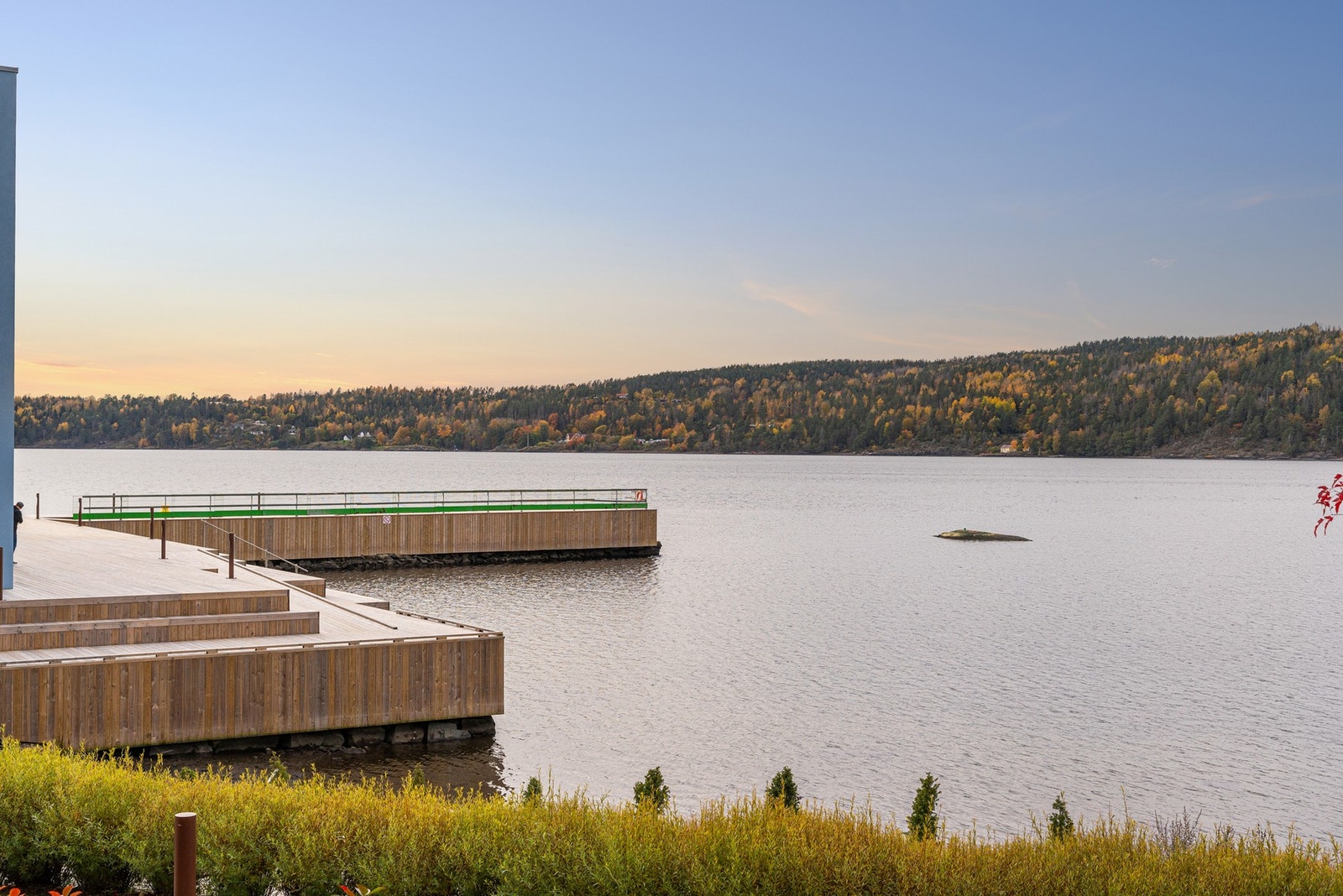 Rolige omgivelser langs sjøen Galleribilde