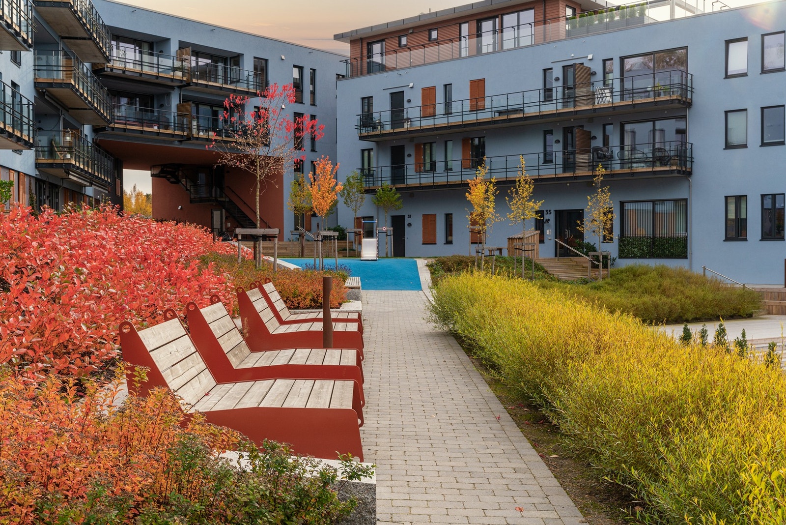 Området er pent opparbeidet med solsenger og bryggeanlegg som inviterer til ro, rekreasjon og sjøliv Galleribilde