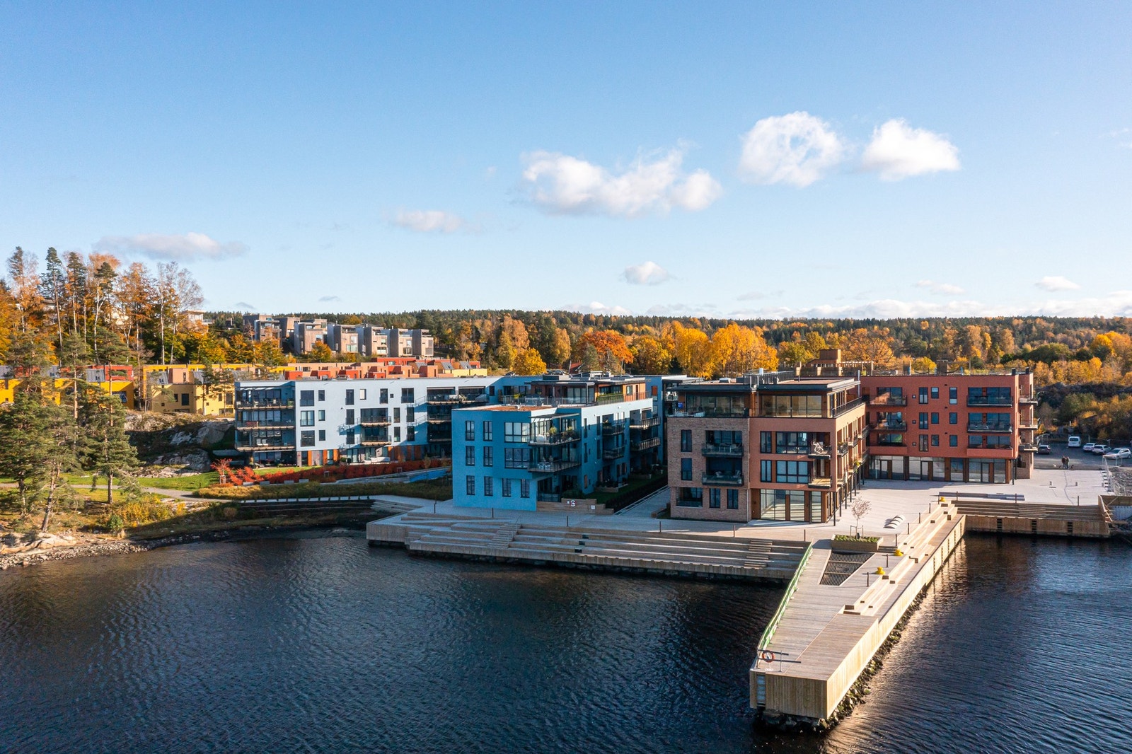 Fra bryggekanten kan du nyte utsikten over fjorden, ta deg en dukkert eller bare nyte solen på en benk med kaffekoppen i hånden Galleribilde