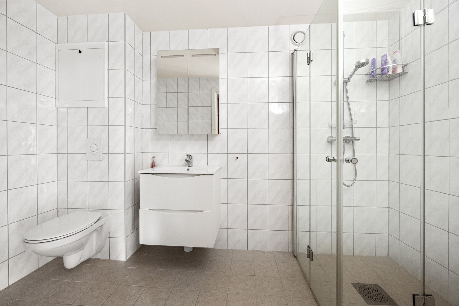 Alle baderom ble rehabilitert i 2023 i regi av borettslaget. Badet har innredning med servant, veggmontert toalett, dusjvegger/hjørne og opplegg for vaskemaskin. Galleribilde