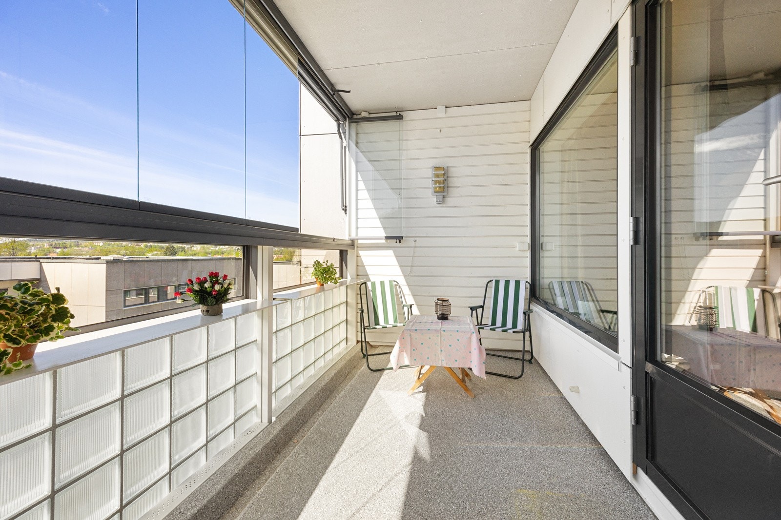 Velkommen til Vestre Haugen 52. Fra stuen er det utgang til en vestvendt, innglasset balkong. Galleribilde